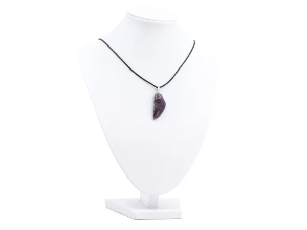 Amethyst Engelflügel Anhänger an schwarzer Halskette auf weisser Schmuckbüste