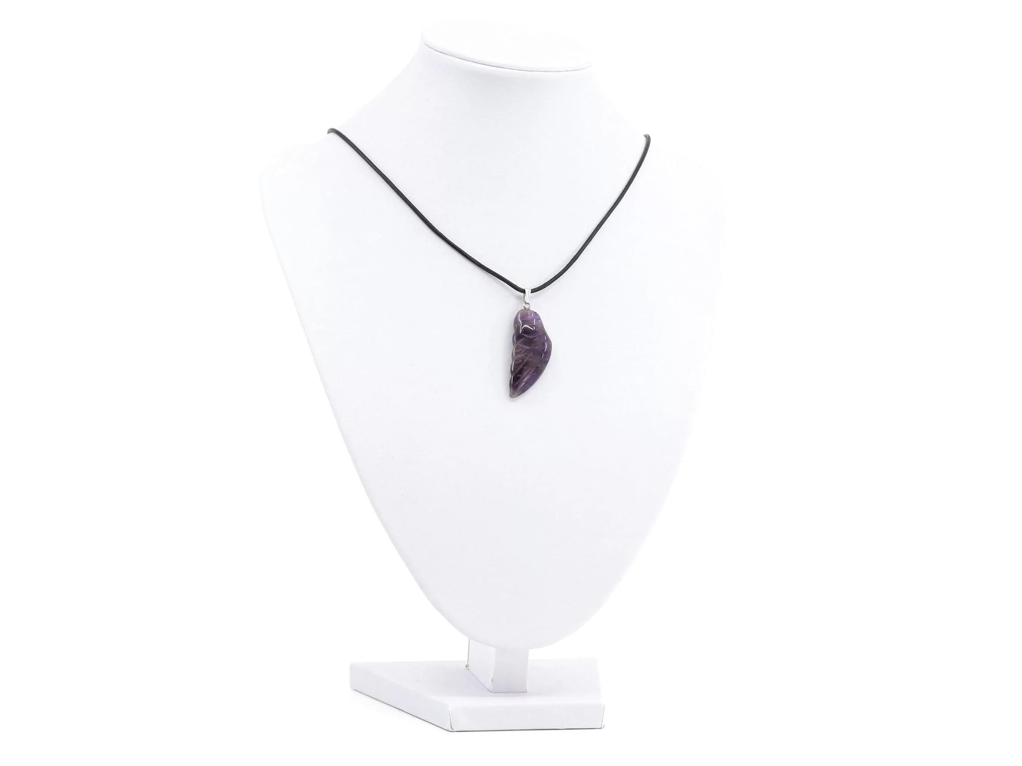 Pendentif aile d’ange en améthyste sur collier noir sur un buste à bijoux blanc