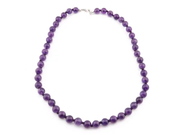 Collier d’améthyste avec perles de 8 mm violet clair et mousqueton sur fond blanc
