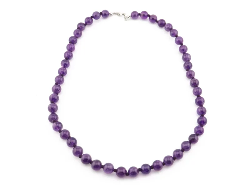 Amethyst Halskette mit hellvioletten 8-mm-Kugeln und Karabiner auf weissem Hintergrund