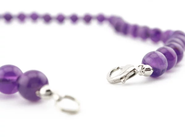 Amethyst Halskette mit silberfarbenem Karabiner als Detailansicht der violetten Kugeln