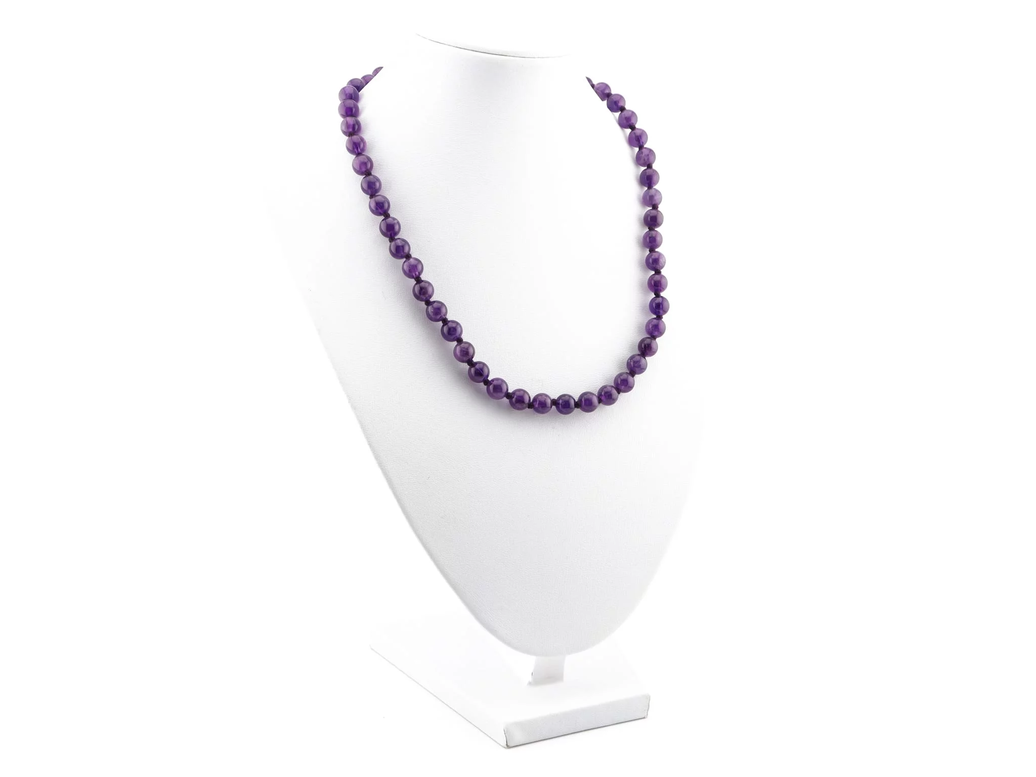 Collier d’améthyste avec perles violettes sur buste à bijoux blanc en vue portée