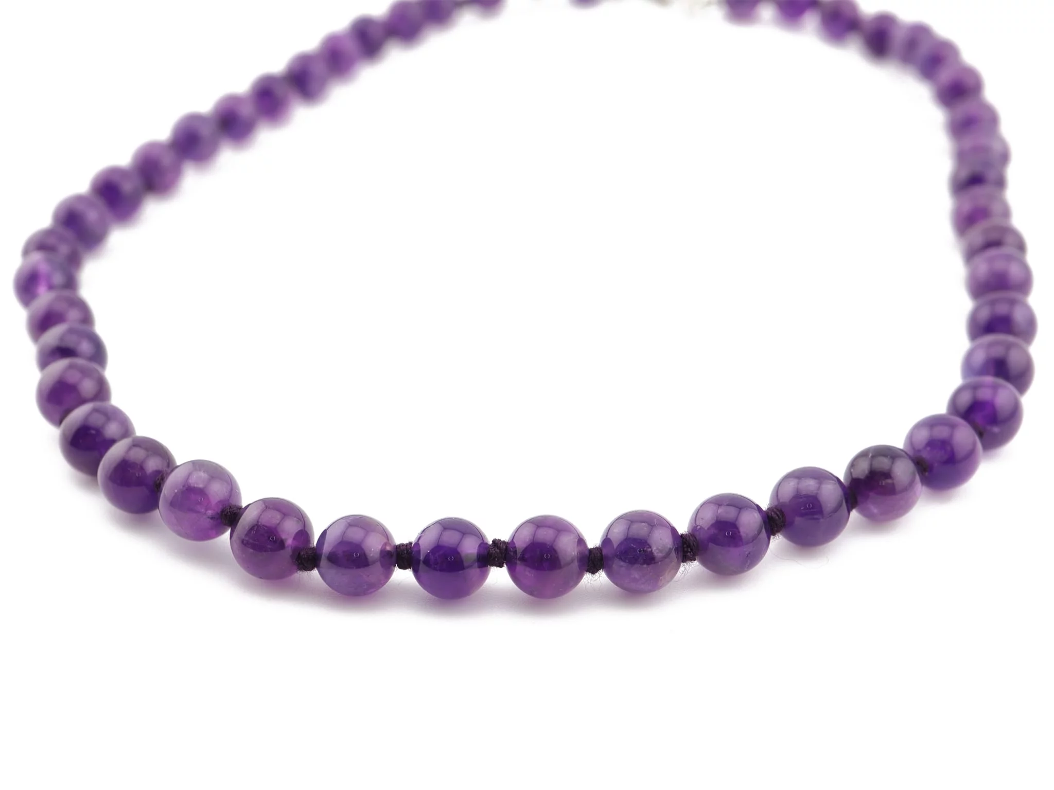 Collier d’améthyste avec perles violettes brillantes en vue de face rapprochée