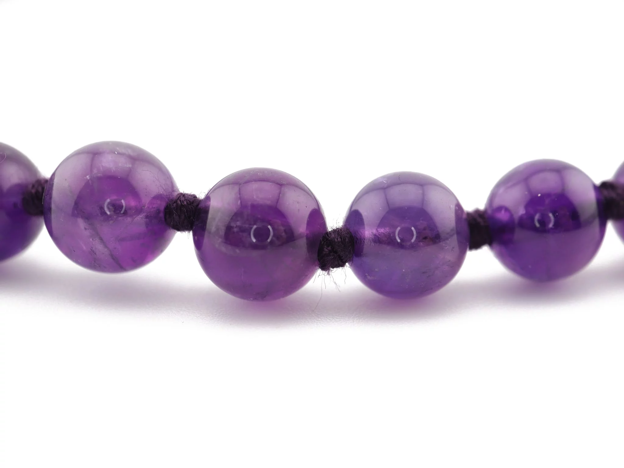 Collier d’améthyste avec perles rondes en pierre naturelle violette et cordon sombre en détail