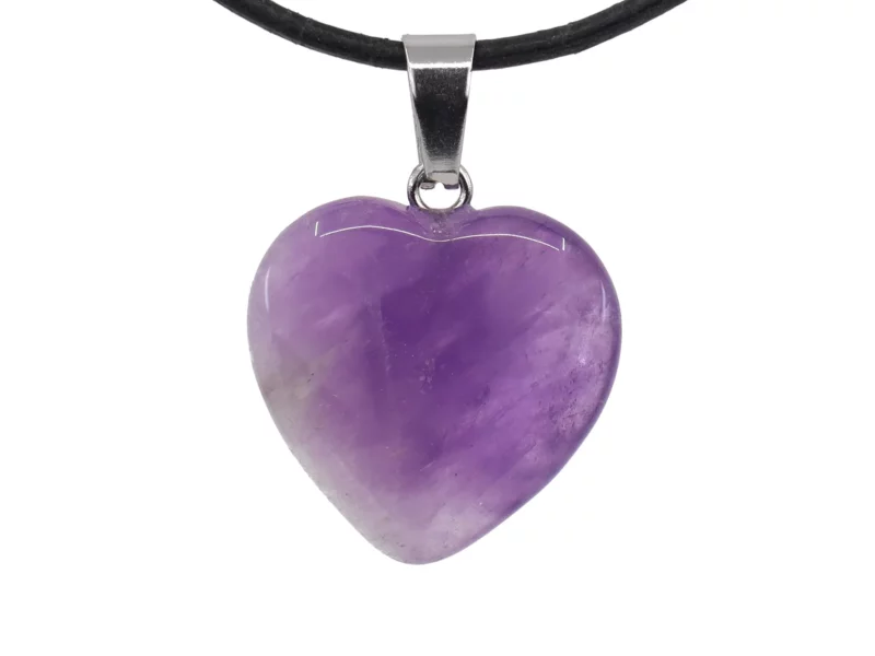 Amethyst Herz Edelstein Anhänger in violetter Nahansicht mit silberfarbener Öse und schwarzem Band