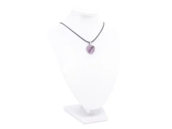 Amethyst Herz Edelstein Anhänger als Kette auf weisser Schmuckbüste mit schwarzem Halsband
