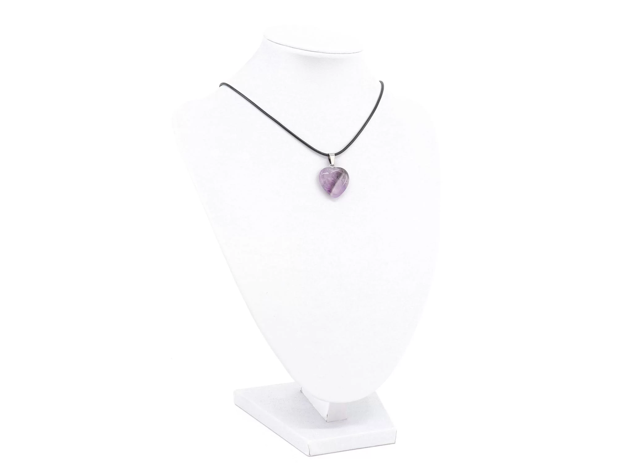 Amethyst Herz Edelstein Anhänger als Kette auf weisser Schmuckbüste mit schwarzem Halsband
