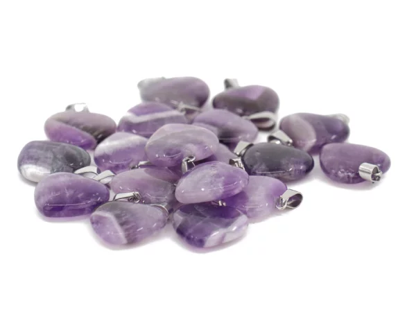 Amethyst Herz Edelstein Anhänger in einer Auswahl polierter violetter Herzsteine mit Ösen