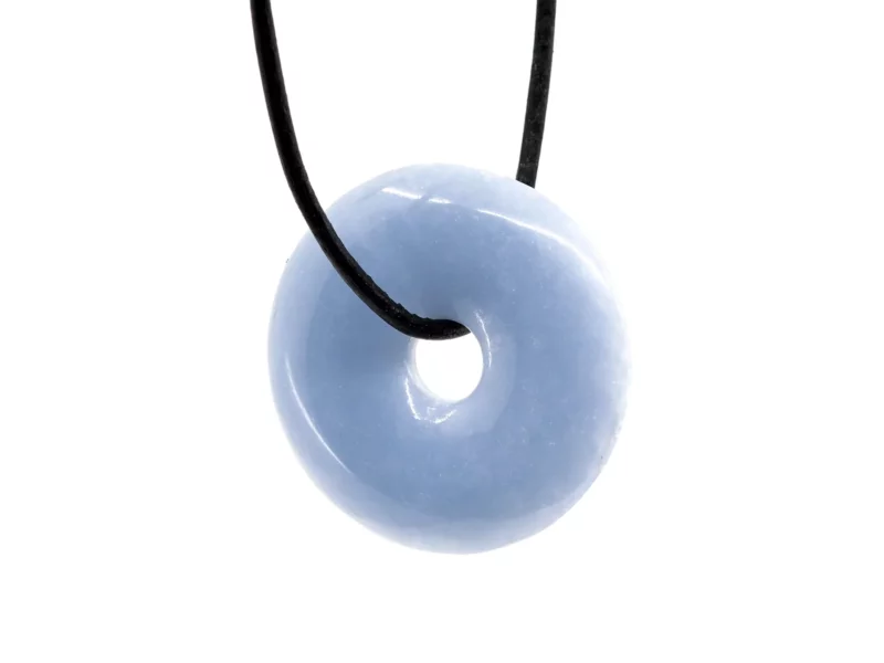 Anhydrit Angelit Donut Anhänger in Hellblau mit schwarzem Band vor weissem Hintergrund