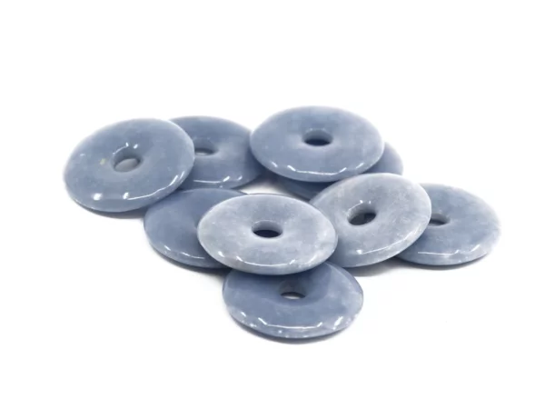 Anhydrit Angelit Donut Anhänger in Detailansicht mit hellblauer polierter Oberfläche