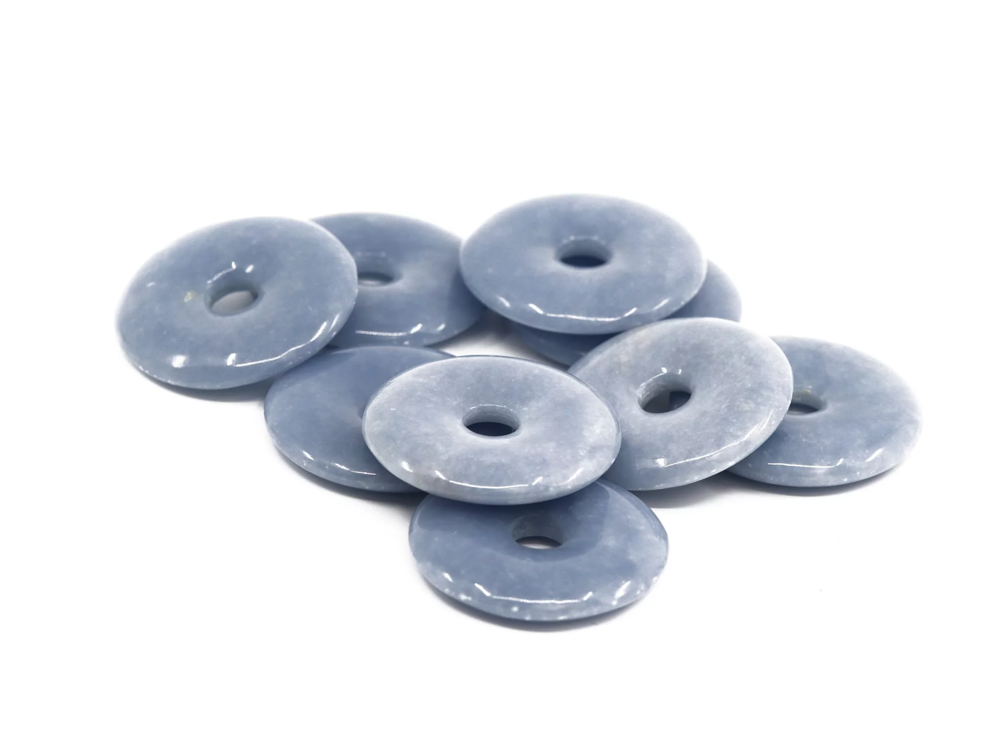 Anhydrit Angelit Donut Anhänger in Detailansicht mit hellblauer polierter Oberfläche