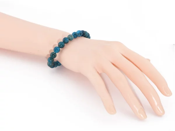 Apatit Edelsteinarmband als Trageansicht am Handgelenk mit blaugrünen Kugelperlen