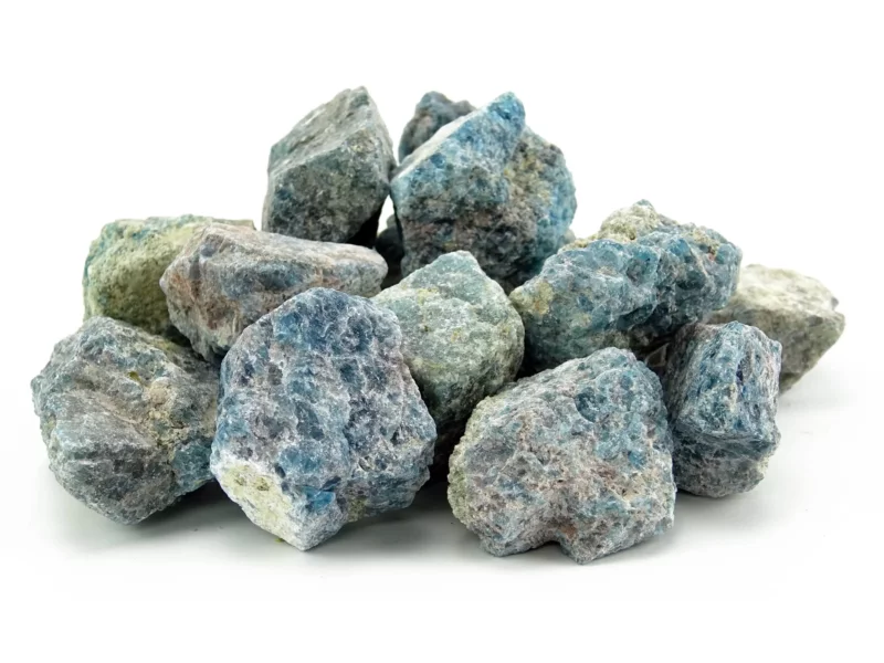 Pierres pour eau en apatite en tas de pierres naturelles rugueuses bleu-vert sur fond blanc