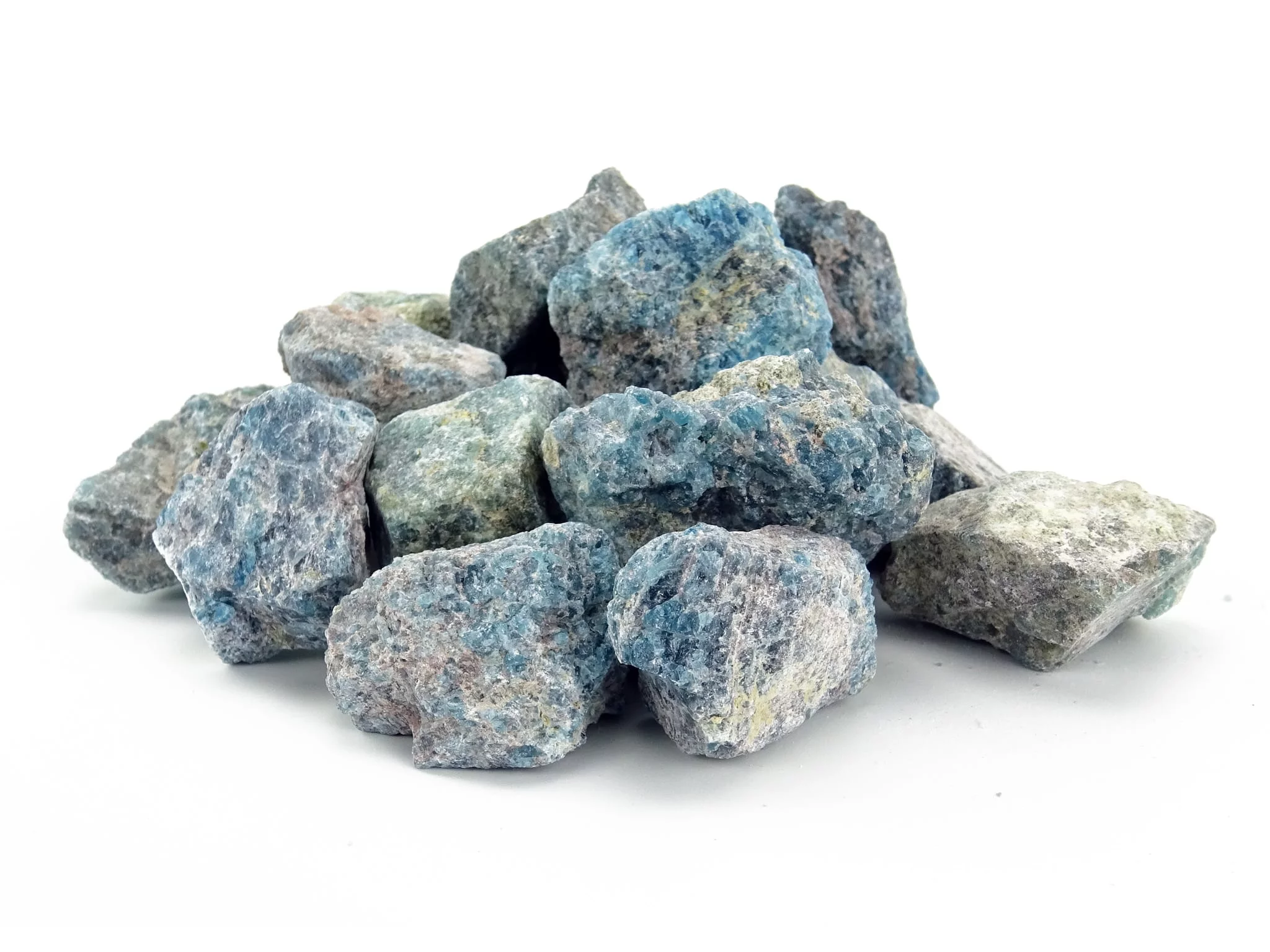 Apatit Dekosteine mit unregelmässiger, rauer Oberfläche in Blau, Grau und Grün