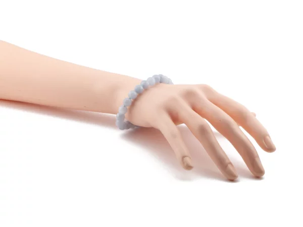 Aquamarin Edelsteinarmband mit hellblauen Kugeln als Trageansicht am Handgelenk