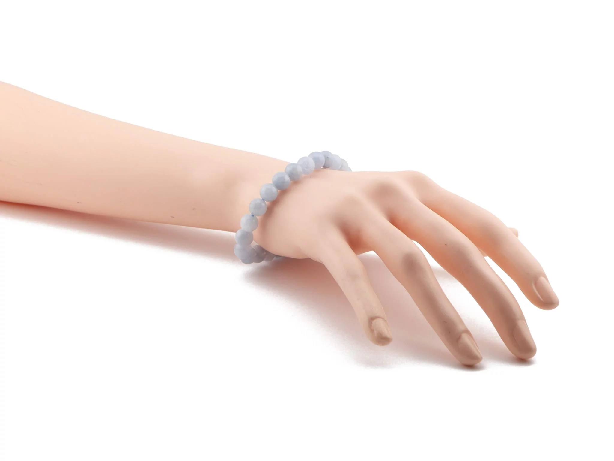 Bracciale in acquamarina con sfere azzurre indossato al polso