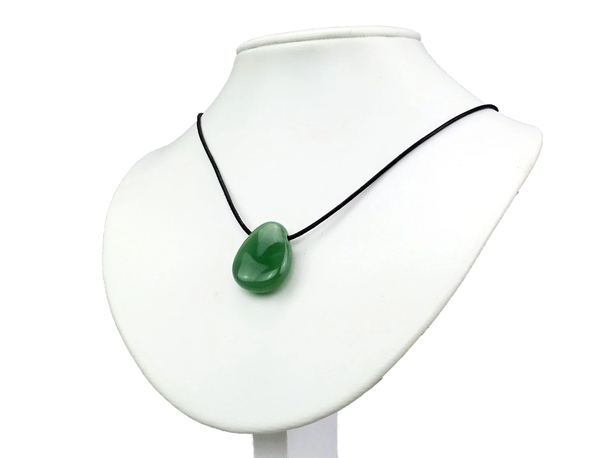 Pendentif en pierre d'aventurine porté sur un collier noir sur un buste blanc