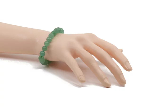 Aventurin Edelsteinarmband als Trageansicht am Handgelenk mit grünen Naturstein-Kugeln