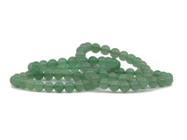 Bracciale in pietra preziosa avventurina con diversi bracciali a sfere verdi su sfondo bianco