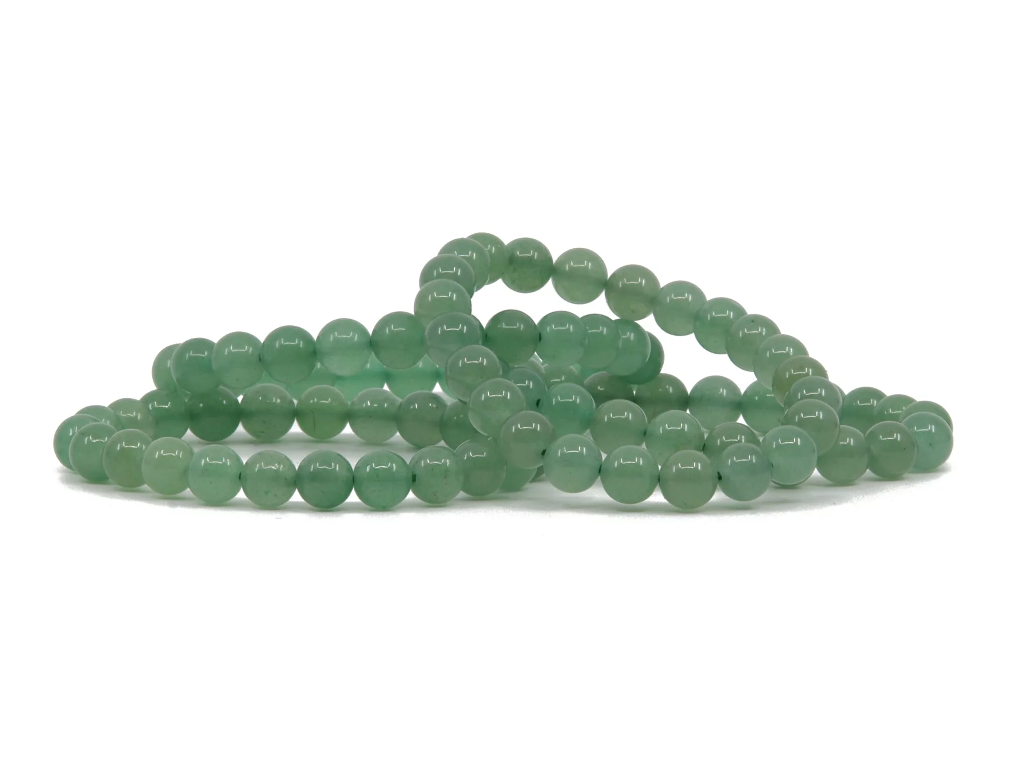 Bracciale in pietra preziosa avventurina con diversi bracciali a sfere verdi su sfondo bianco
