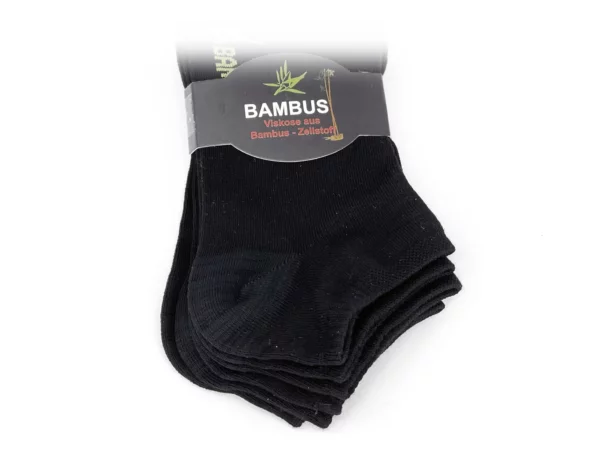 Bambus Sneaker Socken in Schwarz als Detailansicht des gestapelten Sockenbündels mit Banderole
