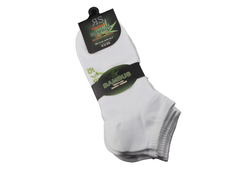 Bambus Sneaker Socken in Weiss als gebündeltes Paar mit schwarzer Banderole vor weissem Hintergrund