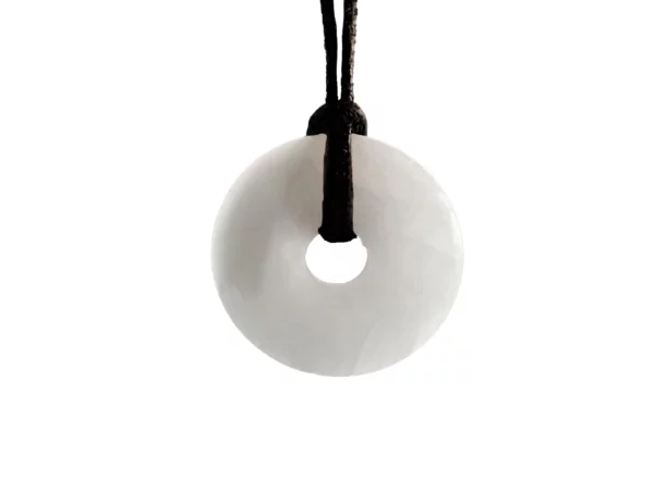 Pendentif donut en baryte blanc neige avec un cordon noir sur fond blanc