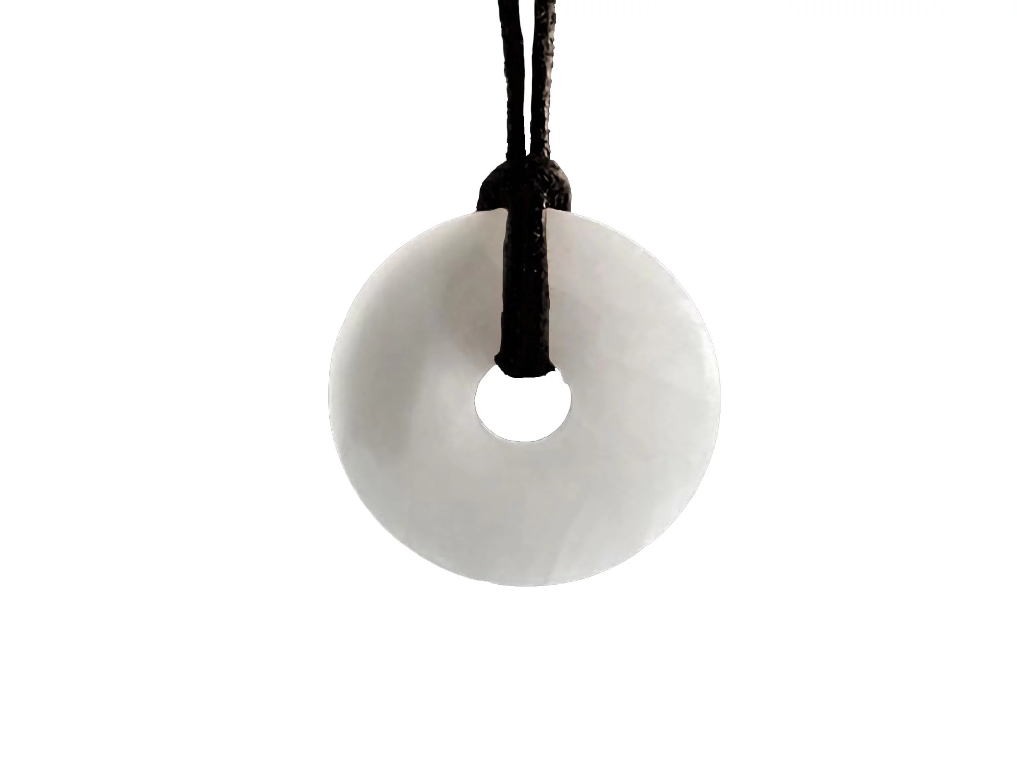 Pendentif donut en baryte blanc neige avec un cordon noir sur fond blanc
