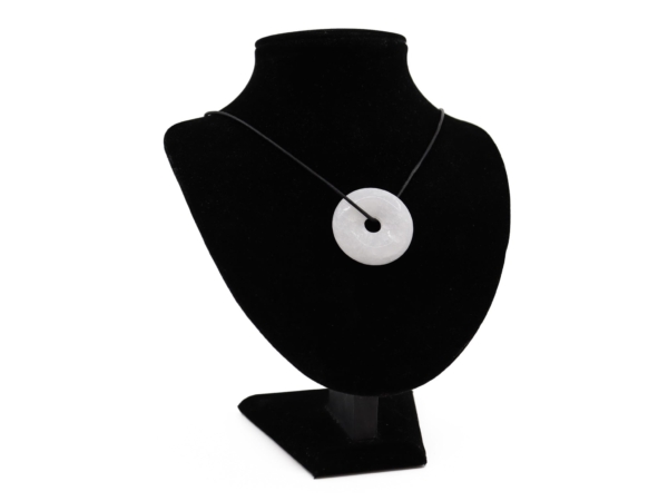 Pendentif donut en baryte en vue collier sur un buste de bijoux noir
