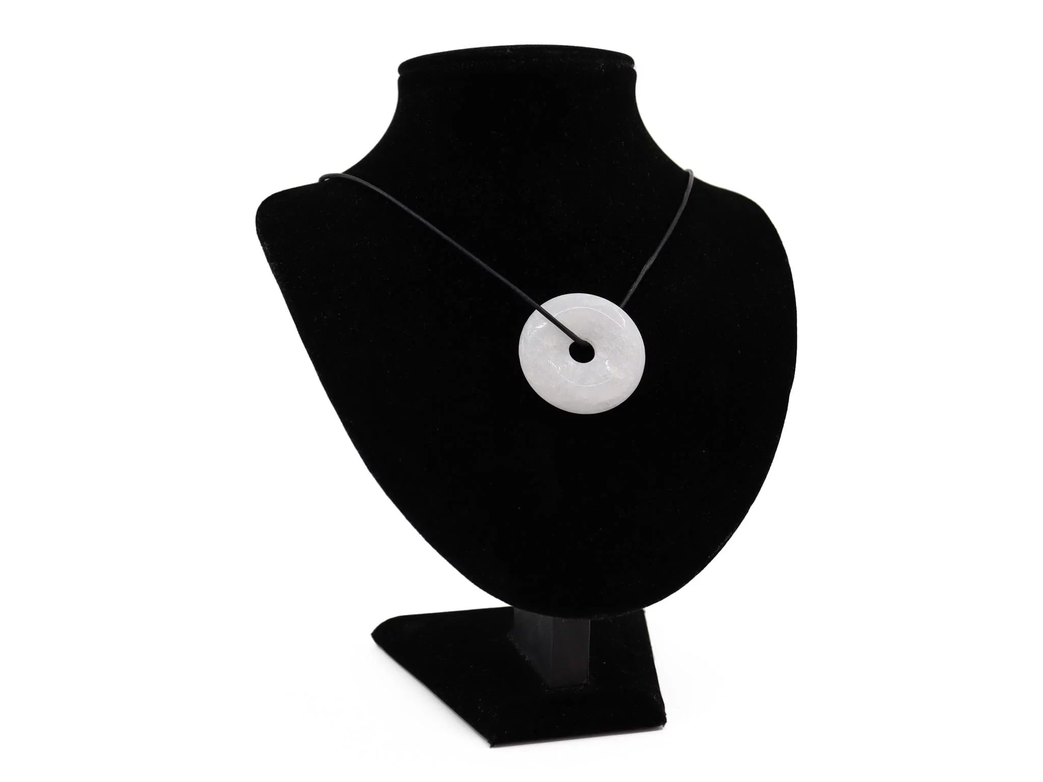 Pendentif donut en baryte en vue collier sur un buste de bijoux noir