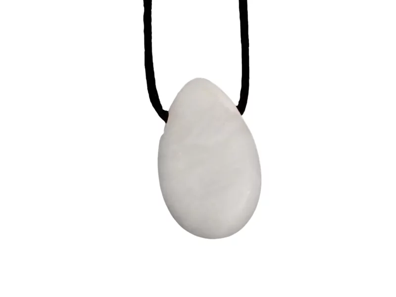 Ciondolo in gemma di barite bianco neve con collana nera su sfondo bianco