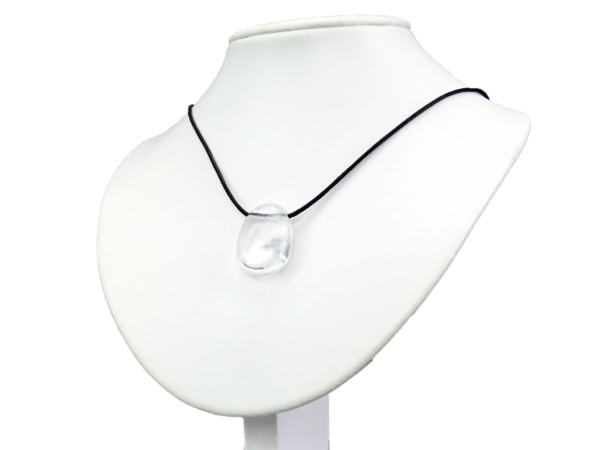 Pendentif en cristal de roche monté en collier sur un buste à bijoux blanc