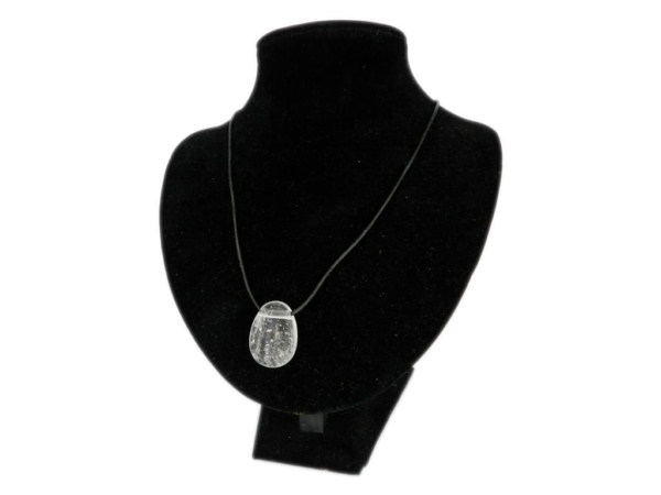 Pendentif en cristal de roche avec collier noir sur un buste noir