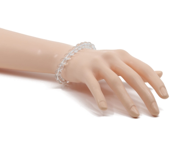 Bracelet en pierres précieuses en cristal de roche porté au poignet avec perles transparentes