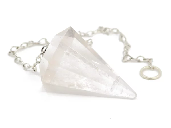 Bergkristall Pendel mit facettierter Spitze und silberfarbener Gliederkette in Nahaufnahme