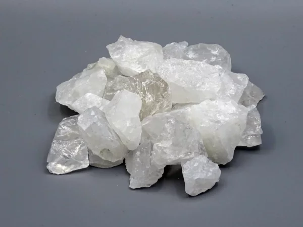 Bergkristall Wassersteine in Draufsicht mit transparenten und weisslichen Rohsteinen