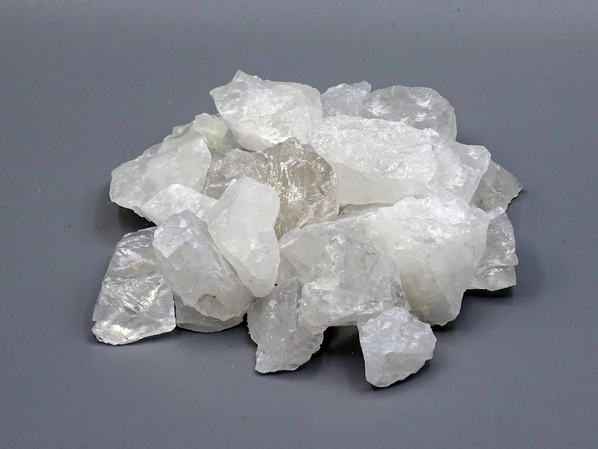Top view of rock crystal water stones with transparent and whitish raw stones