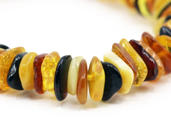 Bernstein Edelsteinarmband in Nahaufnahme mit glänzenden Bernsteinsplittern in verschiedenen Farben