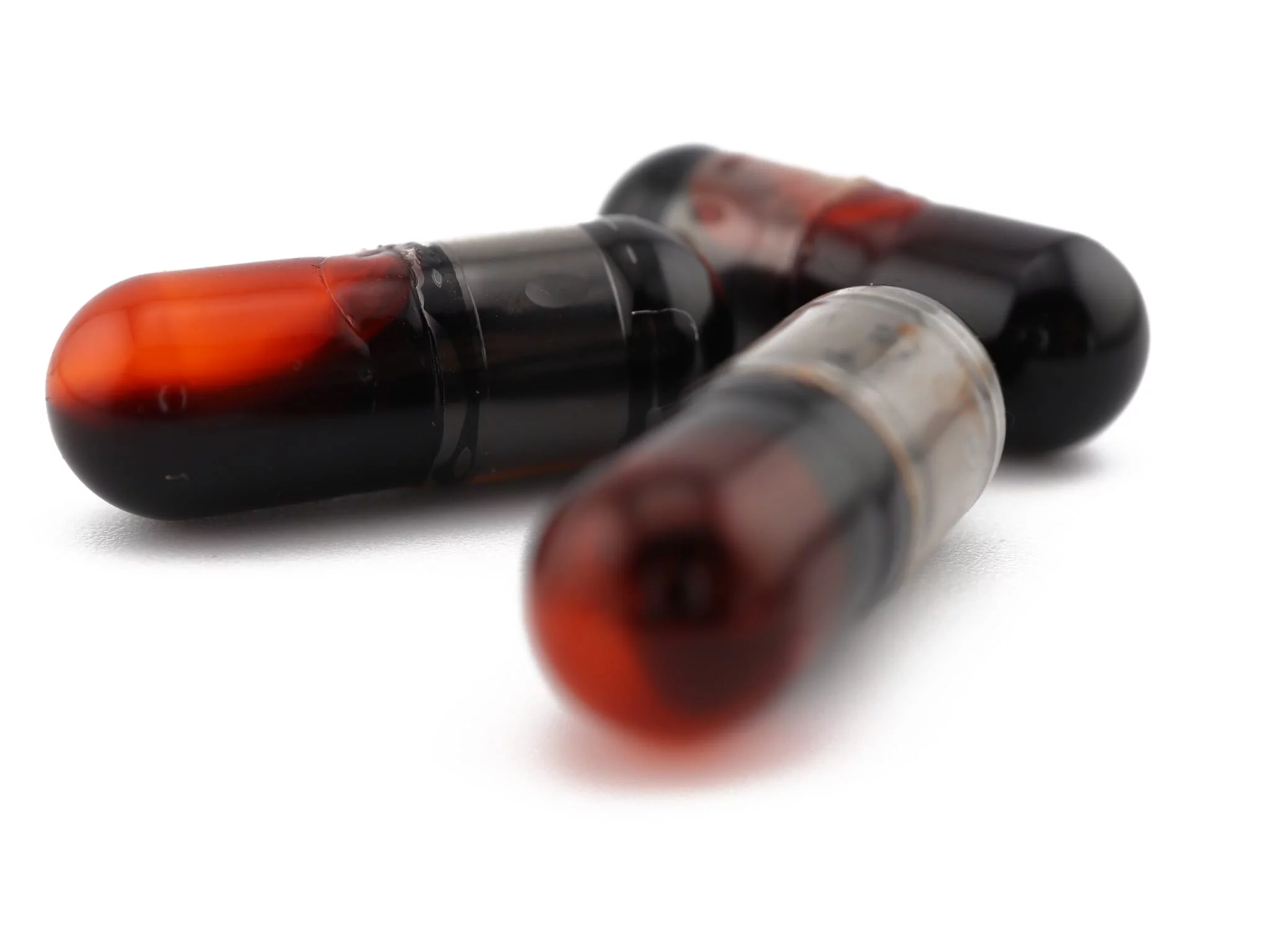BIO Astaxanthin Kapseln im Doppelpack mit zwei Glasflaschen auf hellem Hintergrund