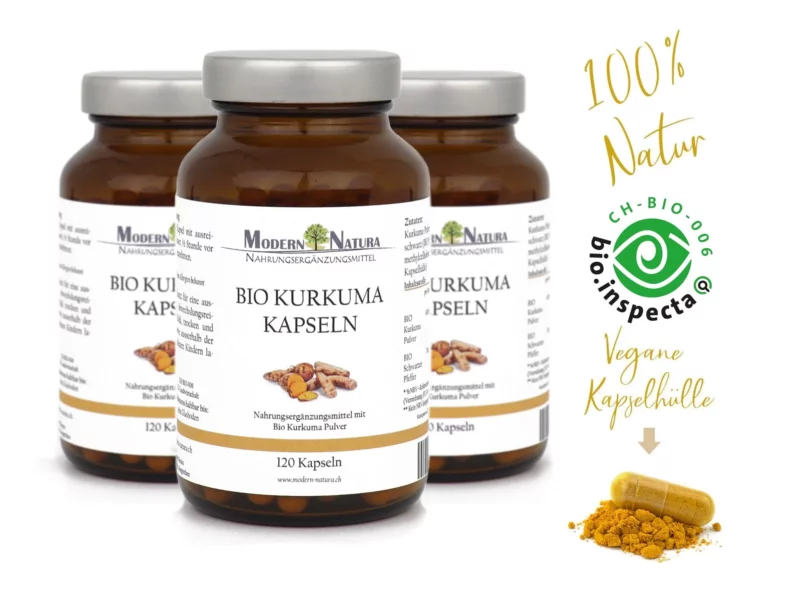 Bio Kurkuma Kapseln Dreierpack mit drei Braungläsern und veganen Kapseln auf hellem Hintergrund