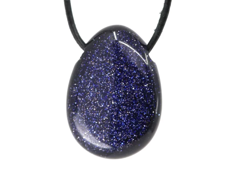 Pendentif Pierre de Lune Bleue avec surface scintillante bleu foncé et cordon noir en gros plan