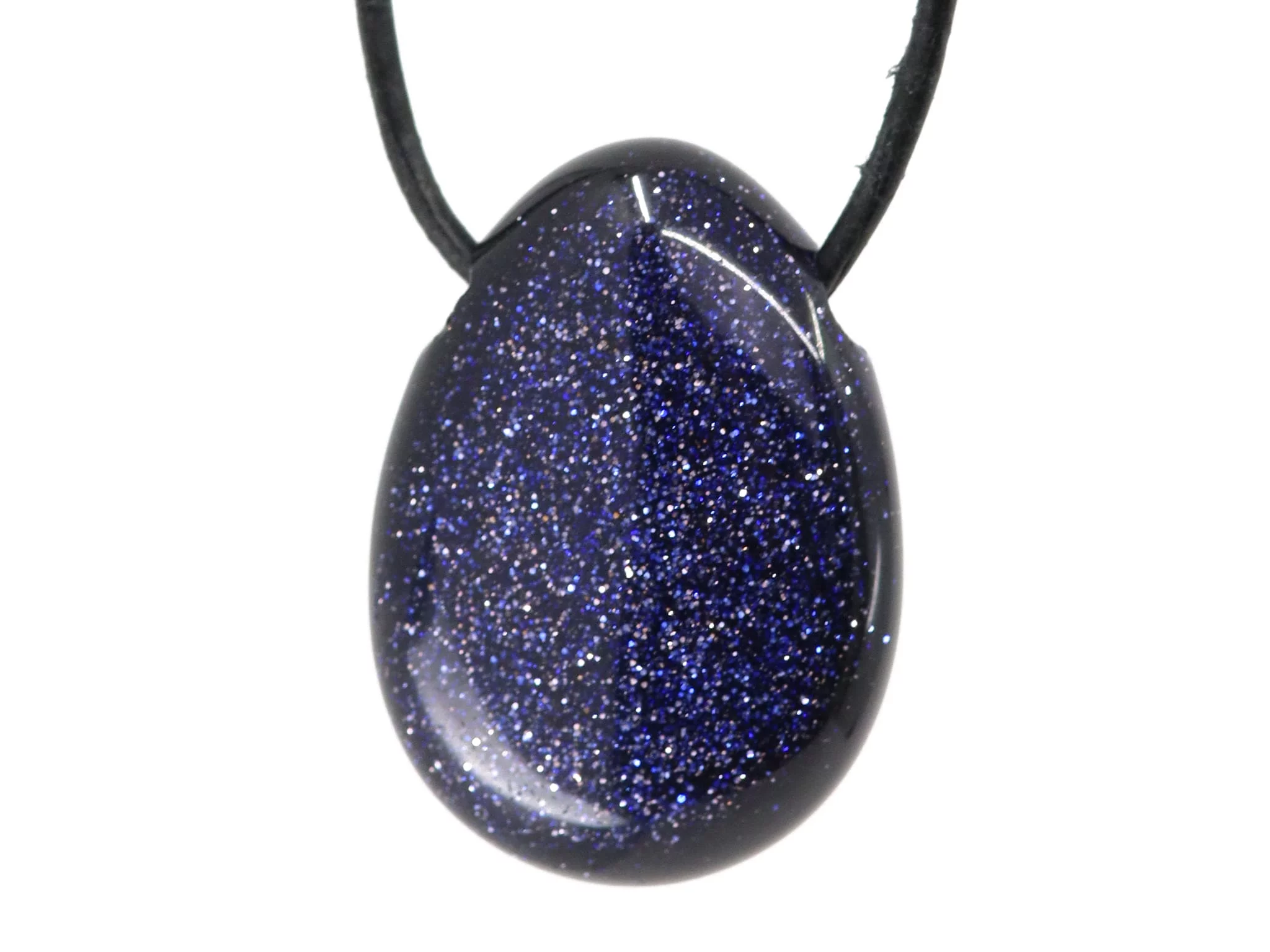 Blaufluss Edelstein Anhänger mit dunkelblau glitzernder Oberfläche und schwarzem Band in Nahansicht