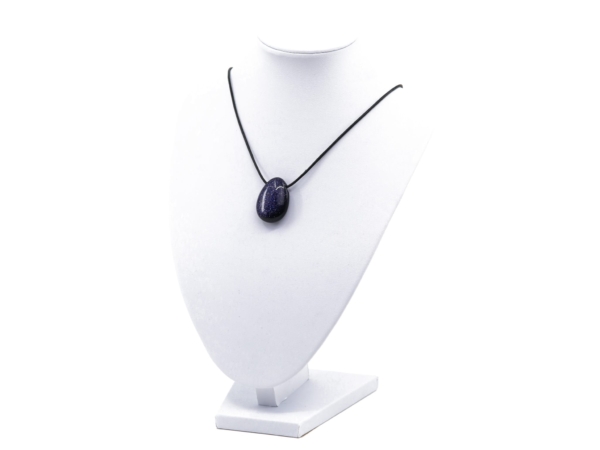 Pendentif Pierre de Lune Bleue sur collier noir sur buste à bijoux blanc