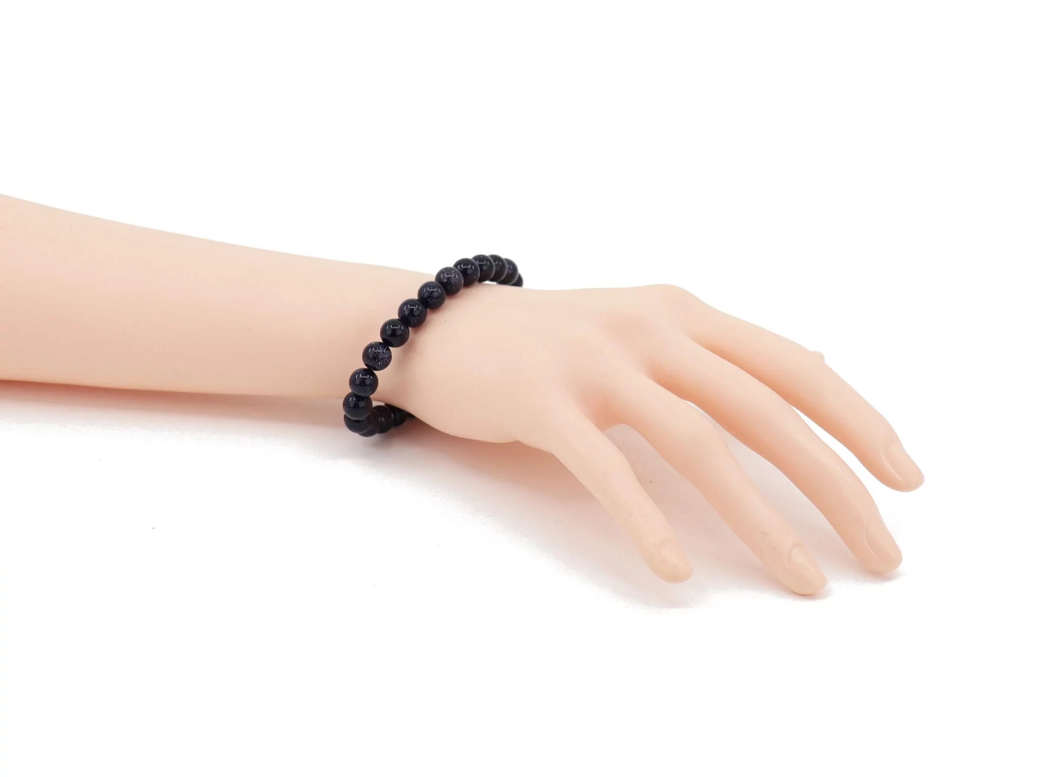 Blaufluss Armband mit glitzernden dunkelblauen Kugeln als Trageansicht am Handgelenk