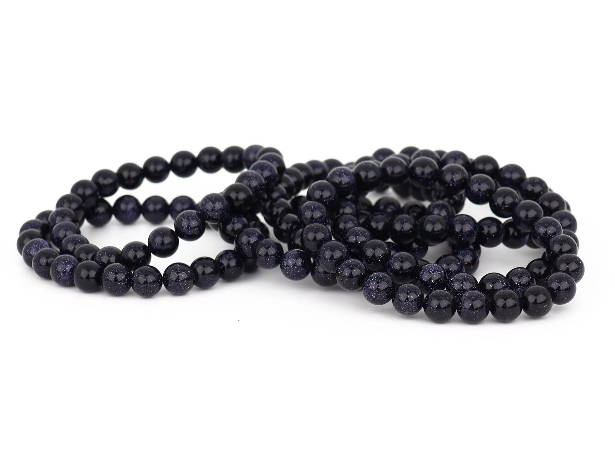 Blaufluss Armband mit mehreren dunkelblauen Kugelarmbändern auf weissem Hintergrund