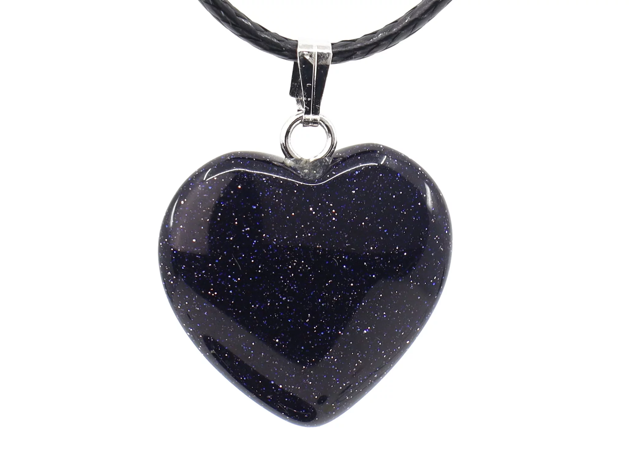 Ciondolo cuore in blaufluss blu scuro con particelle scintillanti e collana nera su sfondo bianco