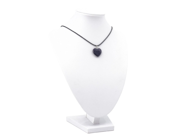 Ciondolo cuore in blaufluss su collana nera su busto porta gioielli bianco in vista completa