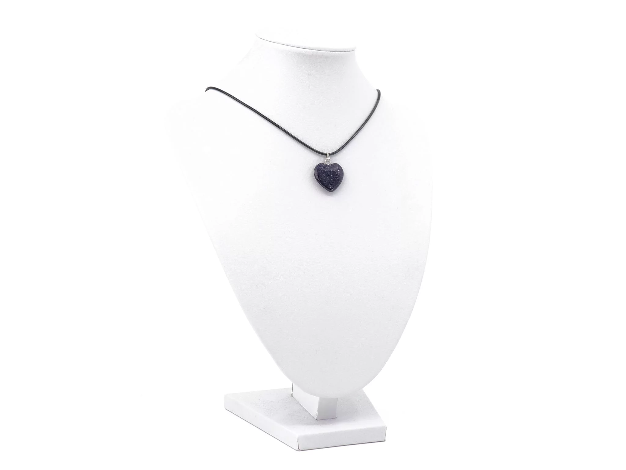 Ciondolo cuore in blaufluss su collana nera su busto porta gioielli bianco in vista completa