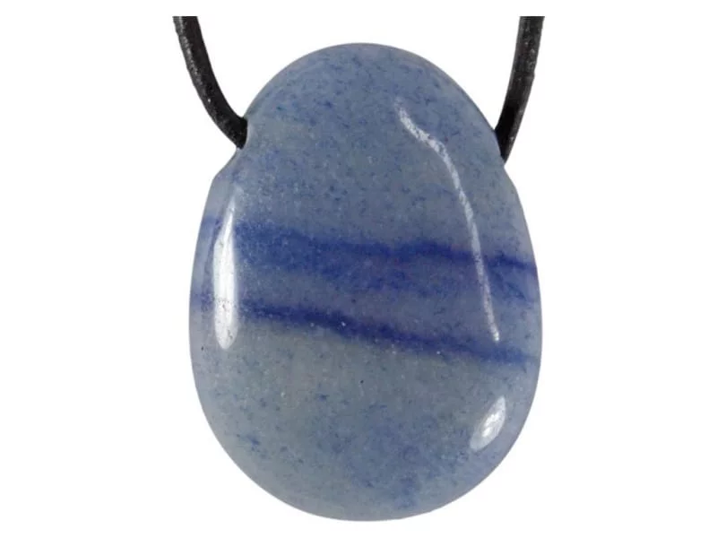 Blauquarz-Edelstein-Anhänger mit polierter blauer Oberfläche und schwarzem Lederband vor weissem Hintergrund