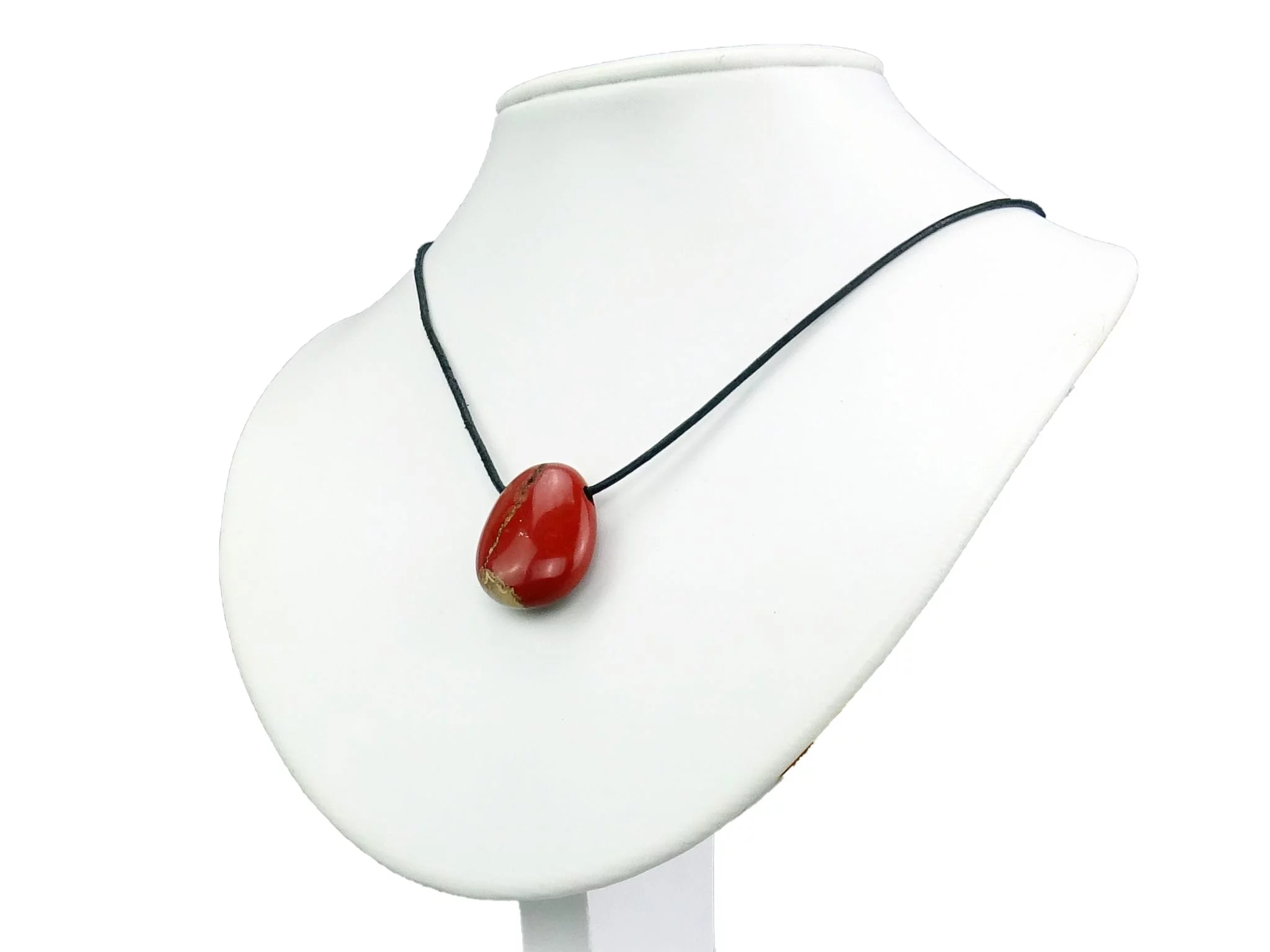 Pendentif en jaspe bréchique comme collier sur un buste de bijoux blanc